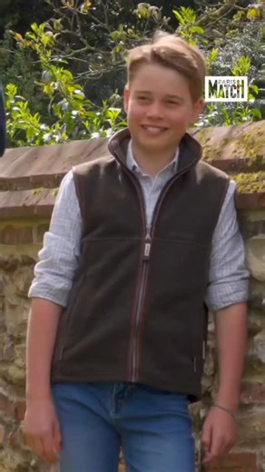 Le Prince George fête son anniversaire avec Charlotte et Louis 🎂👑 Le prince George souffle ses 12 bougies ce mardi 22 juillet. Premier enfant du prince et de la princesse de Galles, il continue de grandir sous les regards bienveillants du Royaume-Uni et du monde entier. Pour l’occasion, Kensington Palaca a partagé une vidéo adorable de George avec son frère Louis et sa sœur Charlotte ! 🎥 @princeandprincessofwales | Paris Match