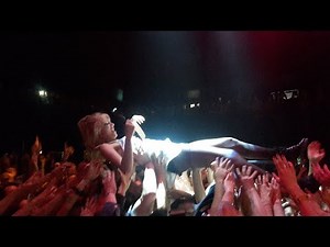 Ellie Rowsell EPIC Crowdsurfing! Wolf Alice LIVE | Auckland, Powerstation New Zealand 2018