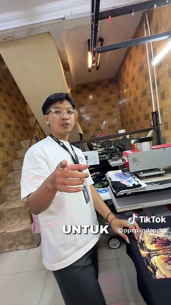 Hasil Maksimal Sablon DTF Raster untuk Kaos dengan Desain Detail & Kompleks! Punya desain dengan gradasi detail, bayangan, atau efek highlight yang rumit? Teknik DTF Raster dengan kerapatan 45 LPI adalah solusinya! Pada pengerjaan kaos dengan desain St. Michael, St. Raphael, & St. Gabriel ini, ada beberapa teknik khusus yang kami terapkan agar hasilnya makin sempurna: • Cabut Warna Hitam (Color Removal): Warna hitam pada desain disesuaikan dengan warna dasar kaos. Tujuannya agar hasil sablon tid