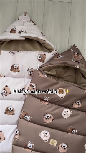 Misiowa magia wróciła! 🧸✨ Śpiworki w kultowym wzorze w misie—szyte na zamówienie 🤎 Każdy śpiworek szyjemy ręcznie, z dbałością o każdy szczegół, dlatego możecie wybrać rozmiar: 👉 gondola 0–18 msc 👉 spacerówka 12–36 msc Jeśli marzy Ci się taki misiowy model na zimowe spacery — napisz do mnie 💛 Misiek znika szybko, więc najlepiej zamówić wcześniej! #śpiworekzmisie #śpiworkidowózka #śpiworekdospacerówki #misiebrąz #kolekcjamisie