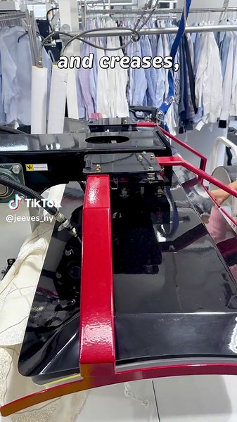 This is a semi automated high pressure press that us dry cleaners use when we need a little extra horsepower. It’s a very helpful piece of equipment compared to some of the other stuff out there. What other things do you wanna see that us dry cleaners do? #drycleaning #dryclean #behindthescenes #explained #laundry #pressing #ironinghacks