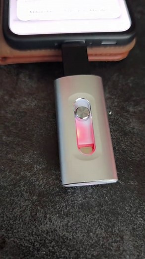 Goldfarbener dreifach USB Stick mit Lightning USB Typ C und USB A Anschluss. Hochgeschwindigkeits Speicher fuer iPhone Android und PC. Direkte Dateiuebertragung ohne Kabel oder Cloud. Perfekt fuer Backups Urlaubsfotos und schnelle Transfers. Elegantes Design fuer unterwegs. #OTGStick #USBFlashDrive #HandySpeicher #iPhoneZubehoer #AndroidBackup