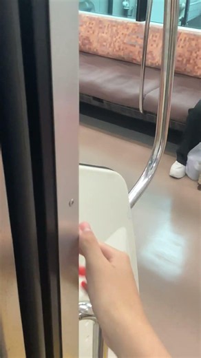 立川駅1番線にいたE233系に半自動ボタンを押すシーン