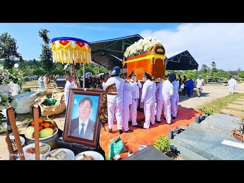 At the funeral of Tran Minh Hai, his wife and children wept uncontrollably at the BD cemetery.