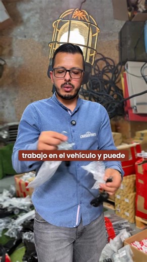 ¡Nuestra expansión no se detiene! 🚀 En Cruiser Parts, estamos creciendo a un ritmo impresionante, por eso no paramos de recibir múltiples camiones cargados con la mejor mercancía. Y entre tanto stock, siempre llegan joyas exclusivas. Mira esta pieza de colección: la lámpara auxiliar genuina para la guantera del Toyota FJ40. Sí, esa pieza original que es casi imposible de conseguir, la trajimos directamente desde Japón. Esto es solo una muestra de nuestro compromiso: traer repuestos originales, 