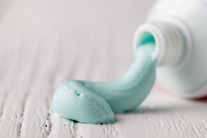 Ce que vous ne saviez pas pouvoir faire avec du dentifrice, voici 12 usages méconnus !