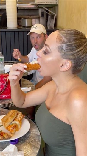 Eating a glizzy men vs women 🤣💯