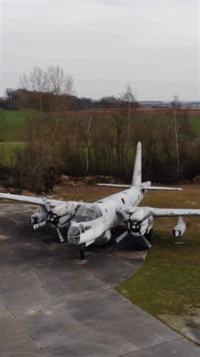 UrbexMálaga on Instagram: "Encontramos unos aviones de la marina francesa abandonados en un antiguo aeródromo… 🛩️🪖 En mitad de un campo francés descansa un avión que no es cualquier cosa… Es un Lockheed P-2 Neptune, uno de los aviones de patrulla marítima más importantes de la Guerra Fría.⚔️ Fue diseñado para cazar submarinos nucleares soviéticos, patrullar océanos durante horas y llevar incluso armas nucleares en misiones secretas. Algunos volaban más de 15 horas seguidas sin aterrizar.🚀 Par