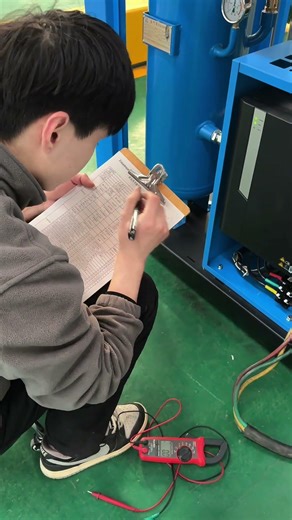 The screw air compressor undergoes final manual inspection before leaving the factory.