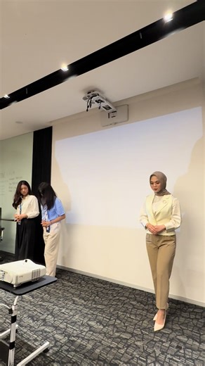 Gesture Tangan dan Kaki dalam Situasi Formal