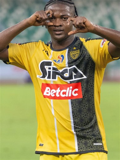 Fofana Souleymane et ses enroulés… une signature. Devant le demi-cercle de la surface, contrôle d’un pied, enroulé dans la foulée. Gauche ou droit, même sentence : ça finit au fond. Quel geste! Quelle maîtrise! 🎯💛🖤 #côtedivoire🇨🇮225 #côtedivoire🇨🇮 #pourtoi😊 #Pourtoi #Football #pourtoi #Mimos