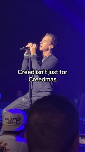 Scott Stapp can hold a crowd in his hand #creed #scottstapp #livemusic #creedmas #classicrock
