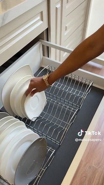 Abrir el cajón y encontrar tus platos así… 🙃 Con nuestro PORTA PLATOS CROMADO, cada uno tiene su lugar y puedes sacar el que necesitas fácilmente. ✨🙌 ¡Así da gusto abrir el cajón! 🤍 Pídelo en MASCASAPERU.COM 🔗 #organizacion #cocina #mascasaperu