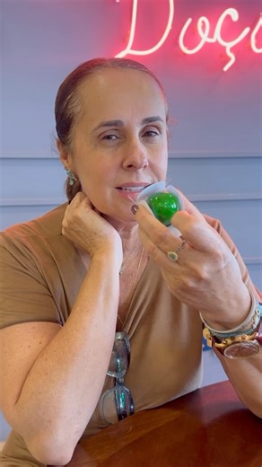 Maria Amélia Doces on Instagram: "Alô, defensores da uva do amor! 🍇 Ela tá aqui, firme, doce… e injustiçada! Todo mundo só lembra do morango, mas olha… talvez essa aqui ganhe no sabor 🤭 Já deu uma chance pra uva? Quer ver nas cafeterias? Me conta! 👀💬"