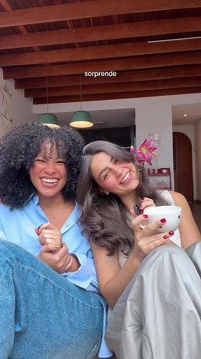Mi pelá es la mejor poeta del mundo, pero a la vez no sabe la diferencia entre las pilas AA y AAA. Ella dice que todo en la vida es un balance jajajaja #anayvirginia #wlw #storytime #humor #amoresamor