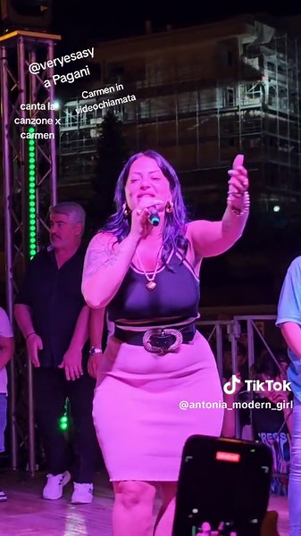 @Veryesasy a Pagani , canta la canzone x @Carmenbor3 che è in videochiamata. 💕@𝕍𝔼ℝ𝕆ℕ𝕀ℂ𝔸/ very0sasy @Very e Sasy