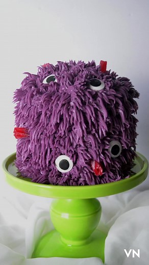 This little monster cake was super easy to make using a grass tip nozzle and some icing eyes and candy! #cakevideo #cakedecorating #caketutorial #halloweentreats #monstercake #cake | Treats by Tay