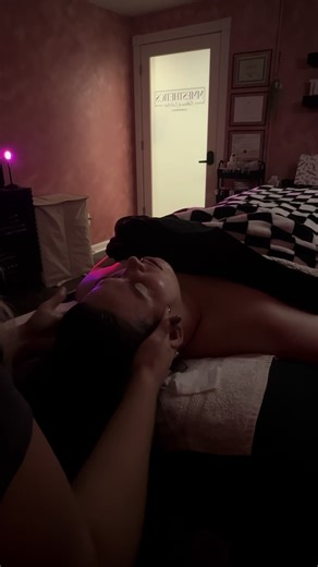 A little glimpse of ✨The Unwind✨ extended massage, oils and aromatherapy what more could you ask for? #esthetician #facial #facialmassage #aromatherapy #relax