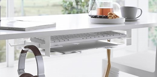 デスク下がノートPCの指定席に。山崎実業の収納ラックで作業スペースを確保