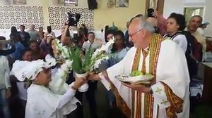 464K views · 6.5K reactions | Respeito, humildade e amor ao próximo define um momento como esse. O mundo se orgulho de ter pessoas como essas, nos proporcionando emoção com essa linda cerimônia. Parabéns Padre Renato Chiera. 50 anos de sacerdócio. | Maria Padilha | Facebook