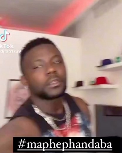 Maphepha Ndaba on Instagram: "[WATCH] Gatvol Nigerian Man went live to tell South Africans about South Africa and other African countries…. The angry Man, had few things to say off his chest about the youth of South Africa, calling them ignorant with big mouths…. Bondaba, whats your take on this? Comment below ⬇️ only #maphephandaba"