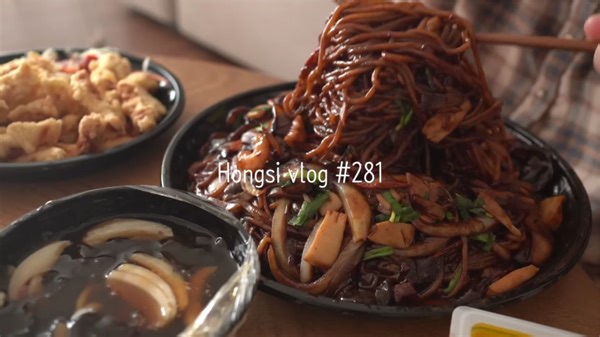 红柿hongsi 281(芒果中字)这是把生活费都花在餐费上的人的VLOG/大盘炸酱面 糖醋肉/布里奶酪意面,炒猪肉盖饭,春白菜拌饭