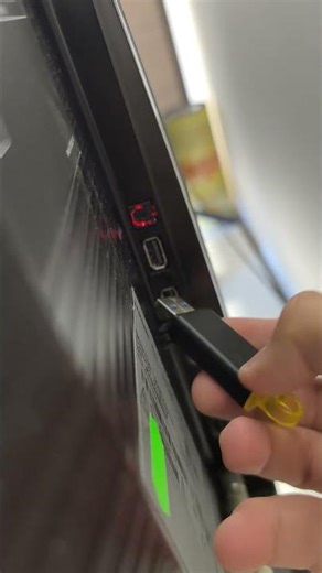 How To Play/Use USB Flash Drive On Samsung Smart TV ( Watch/View Pictures From Your USB) #shorts