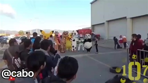 carrera de botargas se pelean 🙀