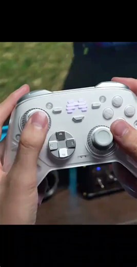 北通鲲鹏70智控精英手柄，无线连接PC与Switch双平台，兼容Steam平台，支持蓝牙连接，带来精英级游戏体验。