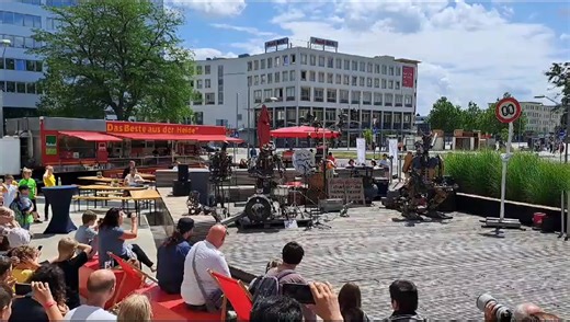 Die erste Show war schon Mal ein Erfolg Danke an The One Love Machine Band und Kolja Kugler 🎤🤖🎸 Um 15:30 und 17:30 Uhr geht es weiter 👍 | phaeno Wolfsburg