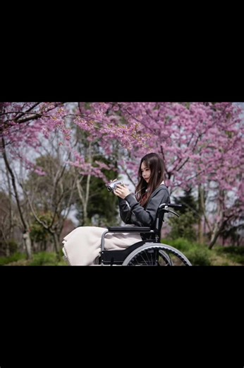 湖北 |荆州《余命十年》剧照 “人生只有一次，遇见你爱的人本身就是一个奇迹“ 余命十年，是馈赠，也是煎熬。 相机：R5 Markll 镜头：RF24-105mm F2.8 LIS USM Z 灯光：佳能EL-5 #荆州约拍 #樱花 #余命十年＃浅山森林美术园#转身进入春日花海