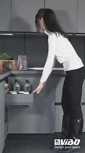 სამზარეულოს ყველაზე რთულად მისადგომი კუთხეებიც ახლა კომფორტულ და ფუნქციურ სივრცედ იქცევა! Fly Box ორ დამოუკიდებელ დონედ არის დაყოფილი, რაც საშუალებას გაძლევს თითოეული კალათა მარტივი მოძრაობით გამოიღო. Fly Box – როცა დიზაინი და პრაქტიკულობა სრულყოფილად ერწყმის ერთმანეთს. | LTB • ელთიბი