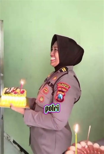 The policewoman and the homeroom teacher agreed to give a surprise