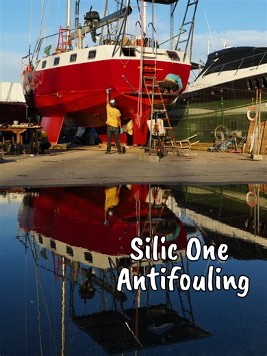 Tiecoat on, Silic One on 🔴➡️ Peperoni vibes 🌶😎 We chose Hempel Silic One antifouling for these reasons 👇 ✨ Non-stick, rubbery surface — marine growth struggles to attach 🌊 Biocide-free — no copper, ocean-friendly 💪 ⛵ Perfect for cruisers — works best when you actually sail/move 🧽 Easy to clean/maintain ⏳ Up to 5 years without repainting 🔴 it comes in red, which we wanted 😎🌶 ➡️ who’s sailing with Silic One already — what’s your experience? 👇 whole hull was sandblasted to bare steel, ep