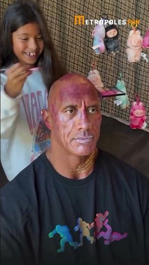 The Rock compartilha vídeo sendo maquiado pelas filhas e reação dele chama atenção