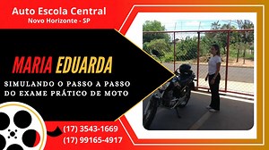 Neste vídeo vamos ver a aluna Maria Eduarda mostrando o passo a passo do exame prático de moto. Para iniciar a primeira etapa do exame prático de moto: 1- Pegar o capacete que vai estar na moto com a jugular e a viseira abertas; 2- Colocar o capacete na cabeça, ajustar a jugular para o capacete não sair da cabeça; 3- Abaixar a viseira e para não enbaçar pode deixar uma abertura de no maximo 3cm; 4- Montar na moto e recolher o descanso e já regule os espelhos retrovisores; 5- Ligar a chave de ign