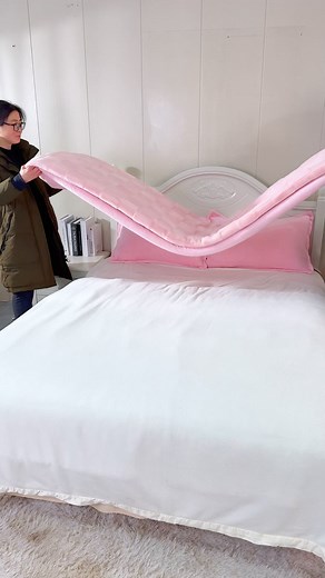 The softest pink blanket I’ve ever touched… I’m obsessed #wintercozy #warmblanket #sherpablanket #cozyseason#pinkroom #pinkblanket | Poptex Home Fashion | Facebook