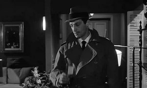 "Le doulos" (1962) de Jean-Pierre Melville. A l'occasion de l'anthologie (manque deux films) en DVD et Blu-Ray consacrée à Melville, retour sur carrière. Un classique et Belmondo est impérial, classe et cruel. | Movie Tips