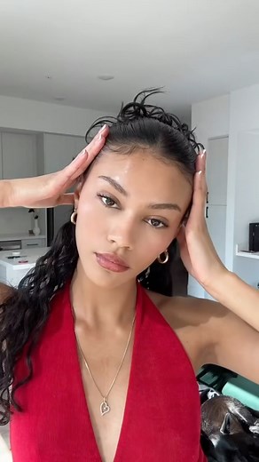 𝐌𝐈𝐊𝐀𝐘𝐋𝐀 on Instagram: "I’ve been obsessed with this hairstyle😍 #curls #hairtutorial #curlyhairstyles"