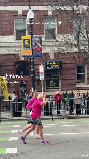 Boston Marathon: Strangers Help Runners to Finish