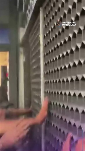 Presuntos integrantes de la CNTE realizaron un portazo en la estación General Anaya de la Línea 2 del Metro de la CDMX, luego de que los accesos fueran cerrados temporalmente. 🚇 Los manifestantes ingresaron por la fuerza a las instalaciones en medio de inconformidades por las afectaciones a la movilidad derivadas de los cierres viales e implementados por actividades relacionadas con el Mundial. 🚧 Debido a la situación, la tensión aumentó entre los usuarios del transporte público afectados por 
