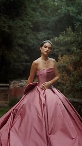 Un destello de glamour… Shimmer ✨ Model: @valdmaio Photography: @alexsalinasg Make-Up: @santanamakeup_ Film maker: @danielguevarafilmmaker | Belladicastello