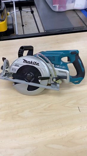 “Makita 40V MAX XGT 7-1/4” Brushless Rear Handle Circular Saw• 6,400 RPM for faster cutting performance • Automatic Torque drive adjusts cutting speed under load for optimal performance • 2-9/16” cutting depth, can handle 3X lumber • Electric blade brake• Up to 53° bevel with positive stops at 22.5 and 45°I picked this up in the kit (GSR01M1) with a charger and a 4.0Ah battery from my friends at @shopfao - it’s available and in stock now!”🎥: someguywithtools #shopfao #makita #makitatool | Facto