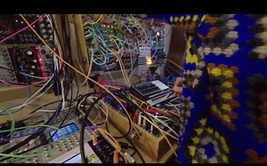 在工作室里用 Stylophone 做了一个小小的即兴演奏, X1虽然是小型合成器，但声音还是挺大的 ✨ 👁️ ✨ 👁️ ✨