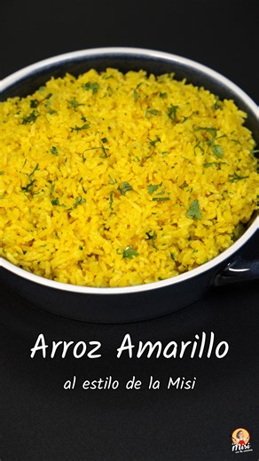 Arroz Amarillo al estilo de la Misi 🌾✨ Un arroz delicadamente infusionado con especias aromáticas, cúrcuma y azafrán, que aporta un color y sabor únicos. Ideal para acompañar carnes, pescados o vegetales, transformando una comida cotidiana en un plato especial. 📋 Ingredientes / Ingredients: 3½ tazas de caldo de pollo / 3½ cups chicken broth 1 ramita de canela / 1 cinnamon stick 1 estrella de anís / 1 star anise 2 clavos de olor / 2 cloves 3 vainas de cardamomo verde / 3 green cardamom pods 1 h