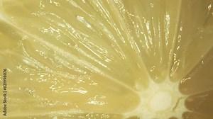 Close-up of the inside of a lime. The flesh lime is a pale yellow-green color, with some darker green areas near the rind. Captivating exploration of vibrant citrus details. Slice of lime. Comestible.