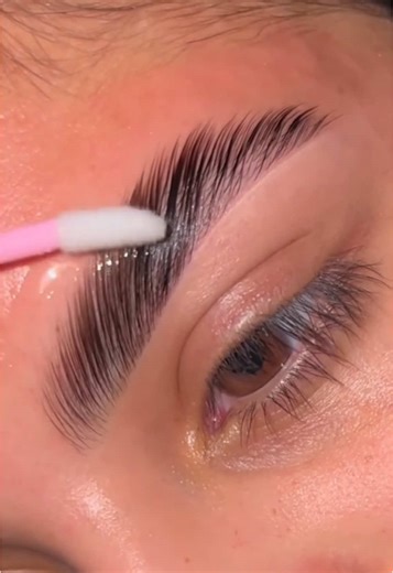 Fedezd fel a tökéletes szemöldök formázás titkát!