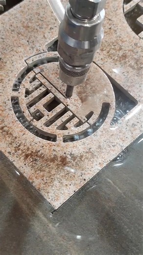 Using water as a blade, it can cut through almost anything. Have you ever seen a cutting machine like this? This is waterjet cutting technology used in the stone processing industry.