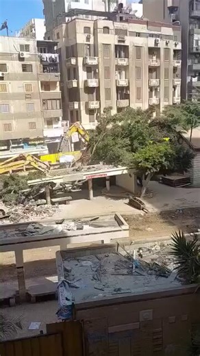 ⚡️سيدة تعبر عن حزنها على هدم محطة ترام بولكلي والتي يتجاوز عمرها الـ 160 عامًا !!هل وُلدت وعاشت هنا… أم أن الذكريات وحدها كانت كفيلة بأن تجعل المكان بيتًا لها؟تقف تتأمل المكان بعد اختفاء ملامحه، وكأنها تودّع جزءًا من عمرها، لا مجرد محطة."كان المفروض النهاردة إني أمشي من البيت مقعدش وأشوف القهر بعينيا.. آدي الشجر المعمر.. هو هينفع مترو ولا مونوريل يمشي جنبه شجر؟.. الحديد اللي كان في القواعد طالع زي الفل لا مصدي ولا مكسر..كمية الكابلات والأسلاك النحاس اللي طالعة.. منجم من تحت الأرض "هكذا عبرت السا