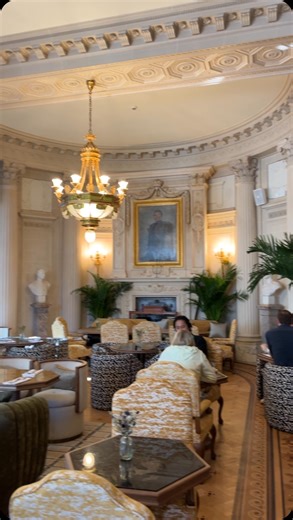 👀 Sneak peek into Hotel Fleur de Ville, the newest addition to Brussels hospitality scene. Expect an elegant boutique vibe, combining cinematic charm with vintage aesthetics. Situated in a historical building which keeps an intriguing layer of history of a place that was once a thriving business in the heart of roaring Brussels in the 19th century. We especially loved the intimate setting of The Grand Foyer 🤩 On the first floor, Hotel Fleur de Ville is set to unveil a new culinary destination